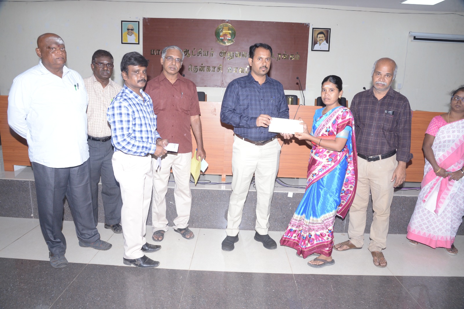 தென்காசியில் நடந்த மக்கள் குறைதீர்ப்பு கூட்டத்தில் நலத்திட்ட உதவிகள் வழங்கல்..