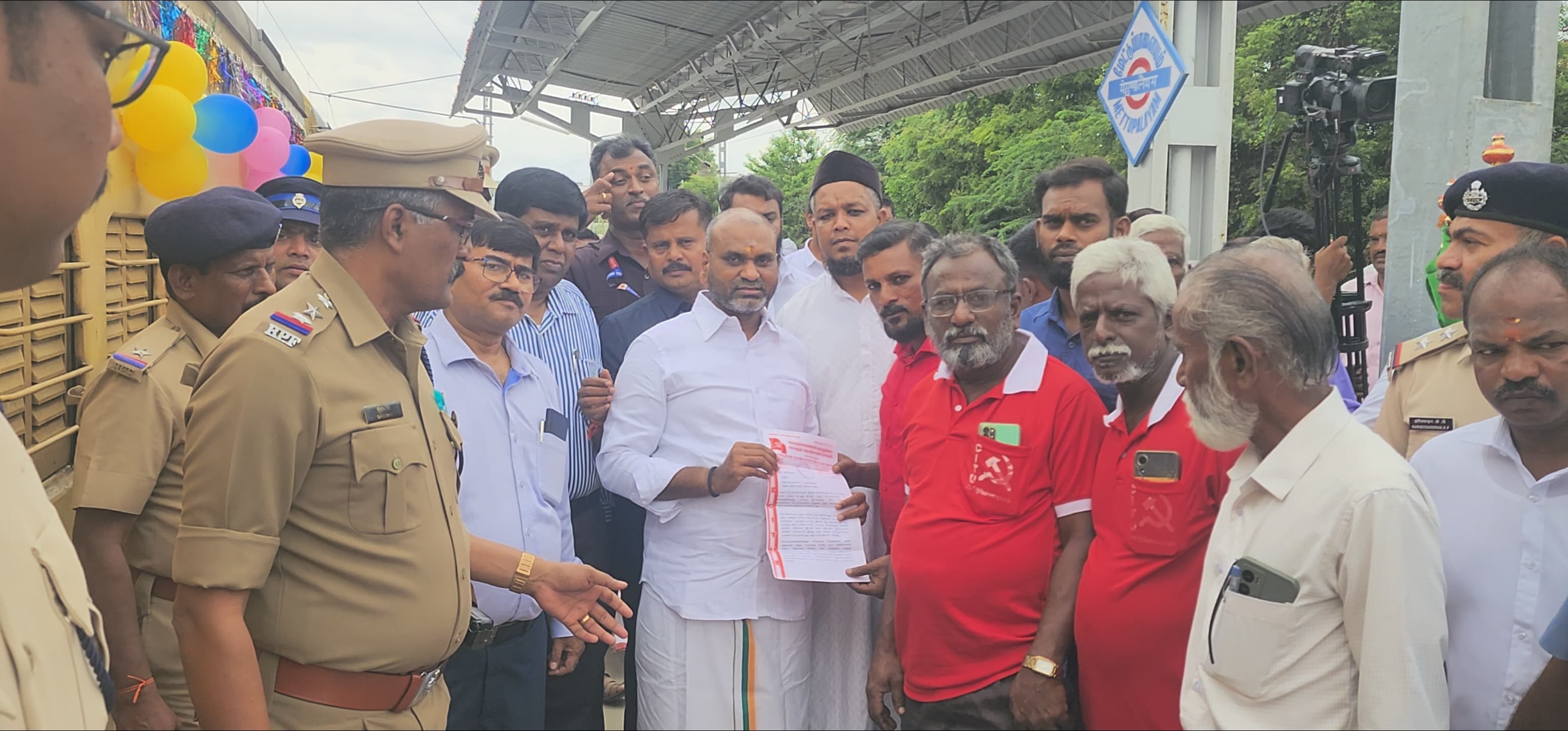 மேட்டுப்பாளையத்தில் மத்திய இணை அமைச்சரிடம் ரயில்வே மேம்பாடு சம்பந்தமாக சி ஐ டி யு தொழிற்சங்கத்தினர் கோரிக்கை மனு