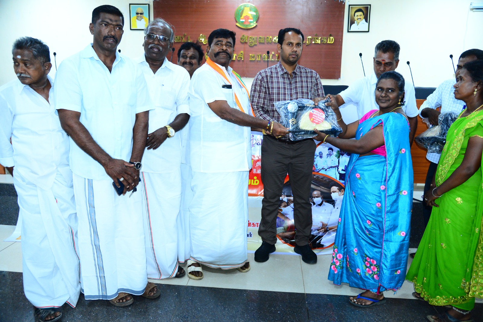 தென்காசி மாவட்ட மக்கள் குறைதீர்ப்பு கூட்டத்தில் 20 பயனாளிகளுக்கு இலவச தையல் இயந்திரங்கள் வழங்கல்..