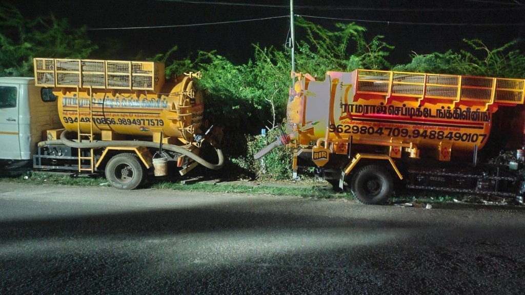தென்காசி உழவர் சந்தை அருகே கழிவுநீர் அகற்றும் வாகனங்களால் சுகாதாரக்கேடு..