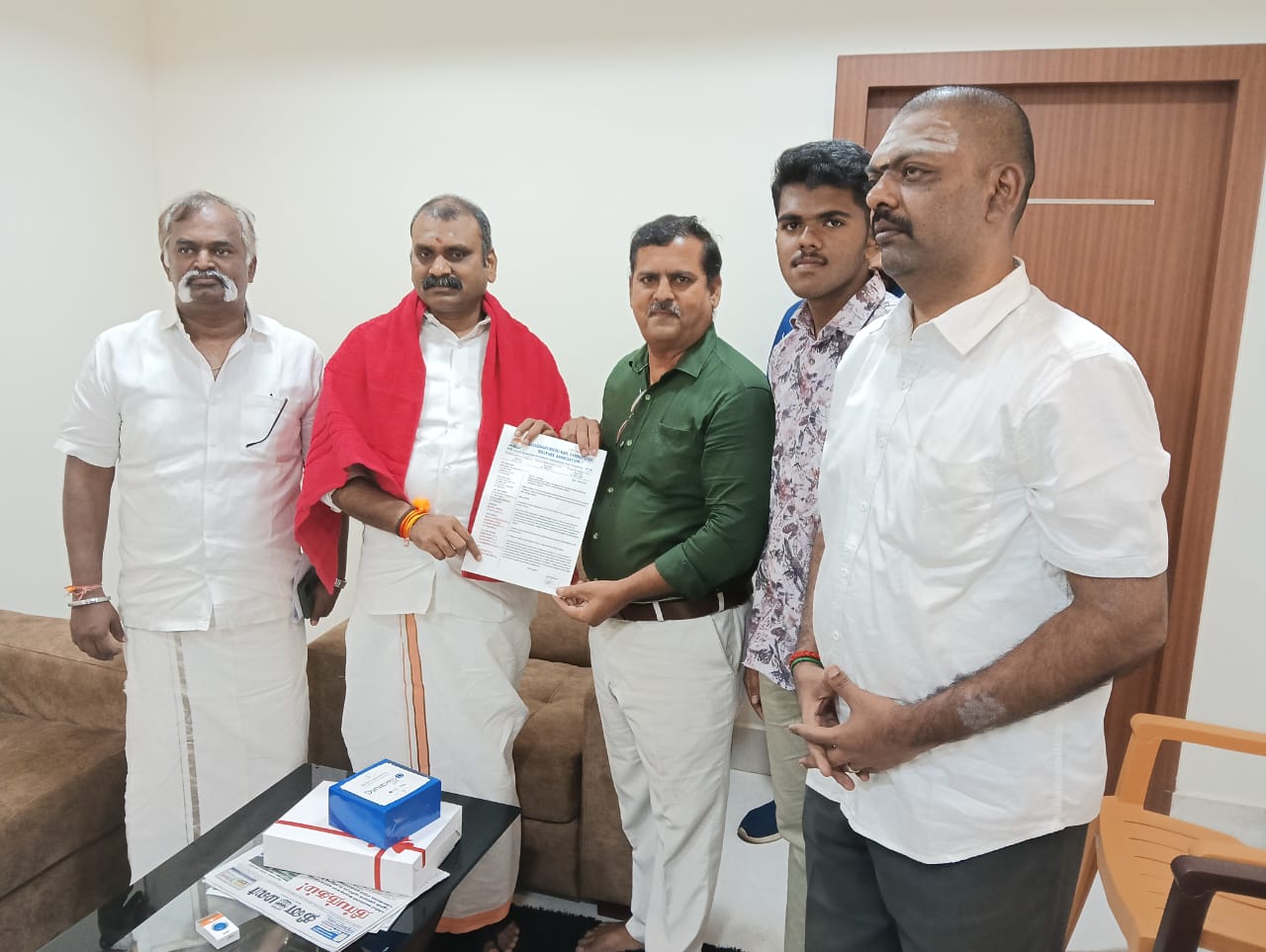 கல்லிடைக் குறிச்சி ரயில் பயணிகள் சங்க நிர்வாகிகள் அமைச்சரை சந்தித்து மனு..