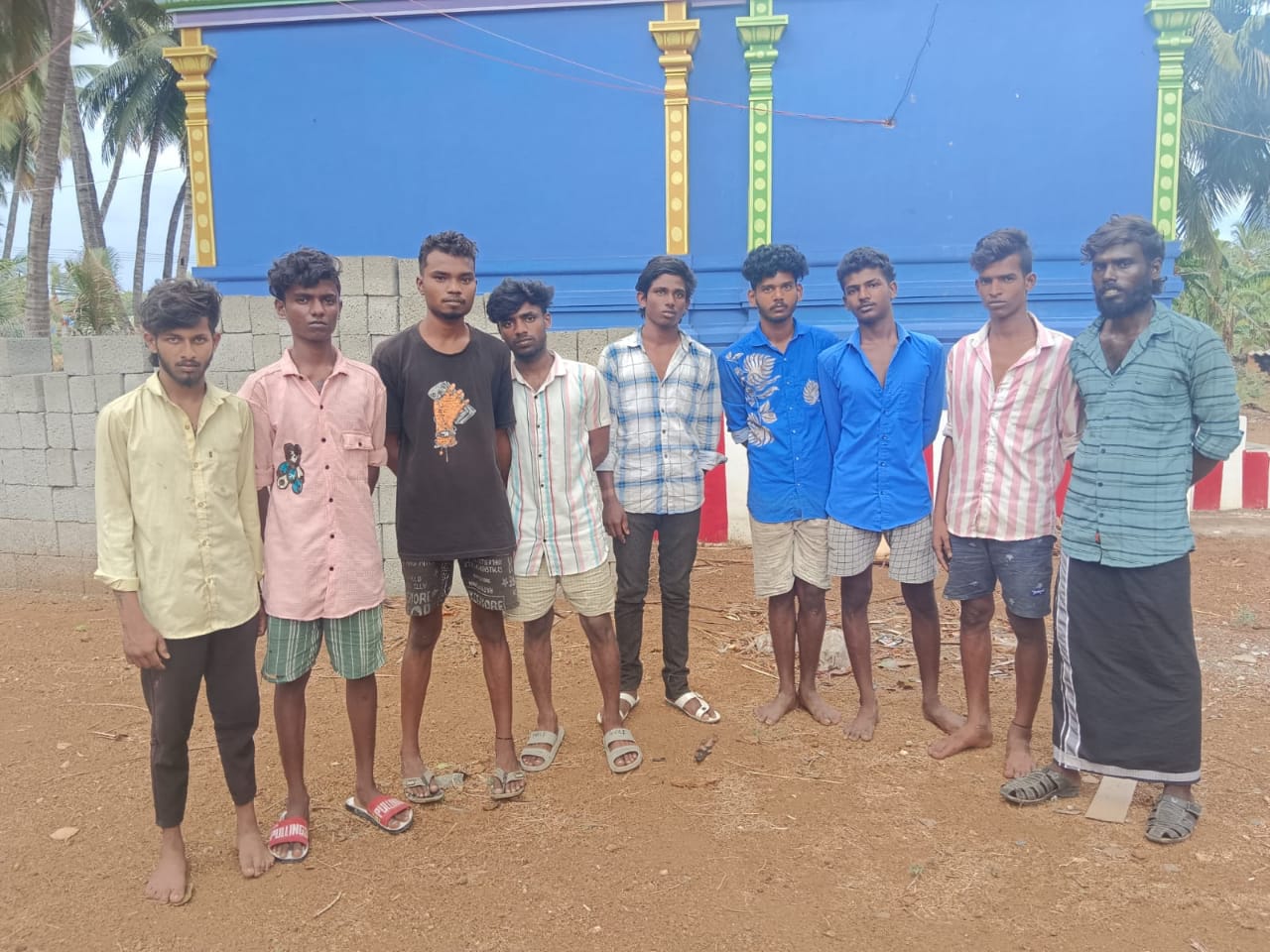 Grindr ஆப் மூலம் மக்களை மிரட்டி பணம் நகை செல்போன் பறித்த மர்ம கும்பல் அதிரடி கைது..
