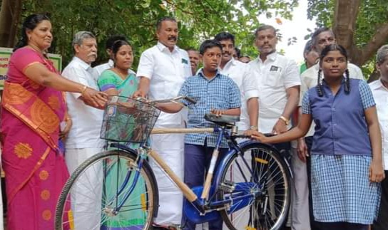 மேலகரம் அரசு பள்ளியில் விலையில்லா மிதிவண்டி; தென்காசி தெற்கு மாவட்ட திமுக செயலாளர் வழங்கினார்..