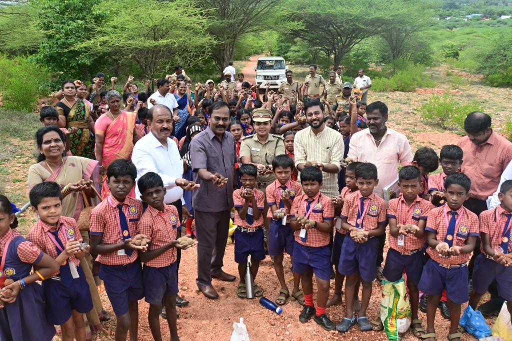 வல்லநாடு மலைப்பகுதியில் விதைப்பந்துகள் மூலம் பசுமை பாதுகாப்பு பணி; பள்ளி மாணவ மாணவிகள் ஆர்வத்துடன் பங்கேற்பு..