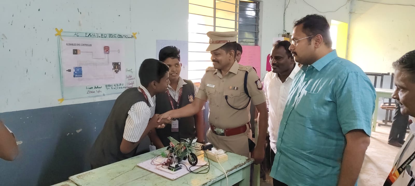 “வீட்டுக்கு ஒரு விஞ்ஞானி” நிகழ்ச்சியில் மாணவரின் அறிவியல் திறமைகளை பாராட்டிய தென்காசி மாவட்ட எஸ்.பி..