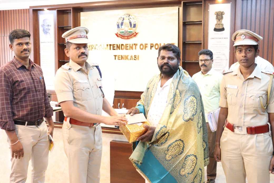 தென்காசி மாவட்டத்தில் நேர்மை மிக்க ஆட்டோ ஓட்டுனர்; மாவட்ட எஸ்.பி நேரில் அழைத்து பாராட்டு..
