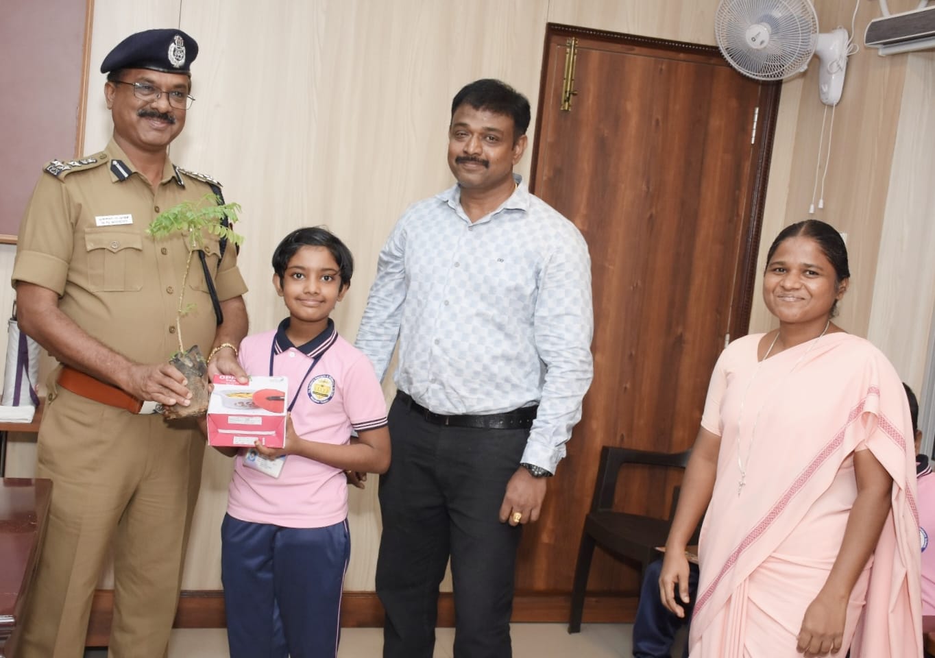 சிறந்த மதிப்பெண் பெற்ற பள்ளி குழந்தைகள்; நெல்லை சரக டிஐஜி பரிசுகள் வழங்கி பாராட்டு..