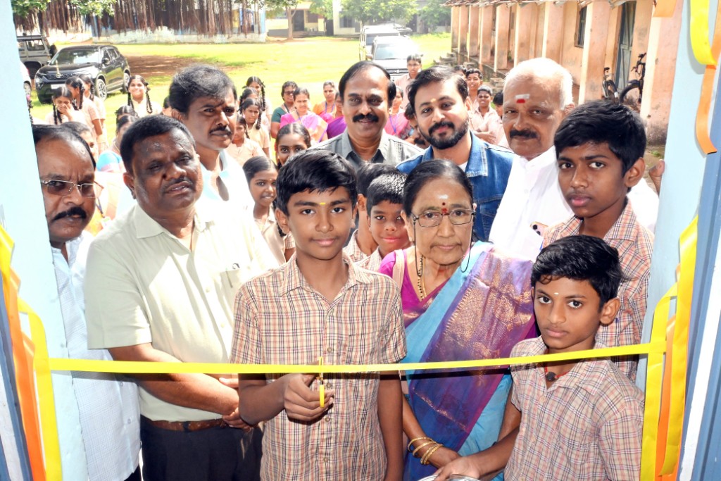 செங்கோட்டை பகுதியில் அரசு பள்ளி வகுப்பறை கட்டிடத்தை ஆர்வத்துடன் திறந்து வைத்த பள்ளிக் குழந்தைகள்..