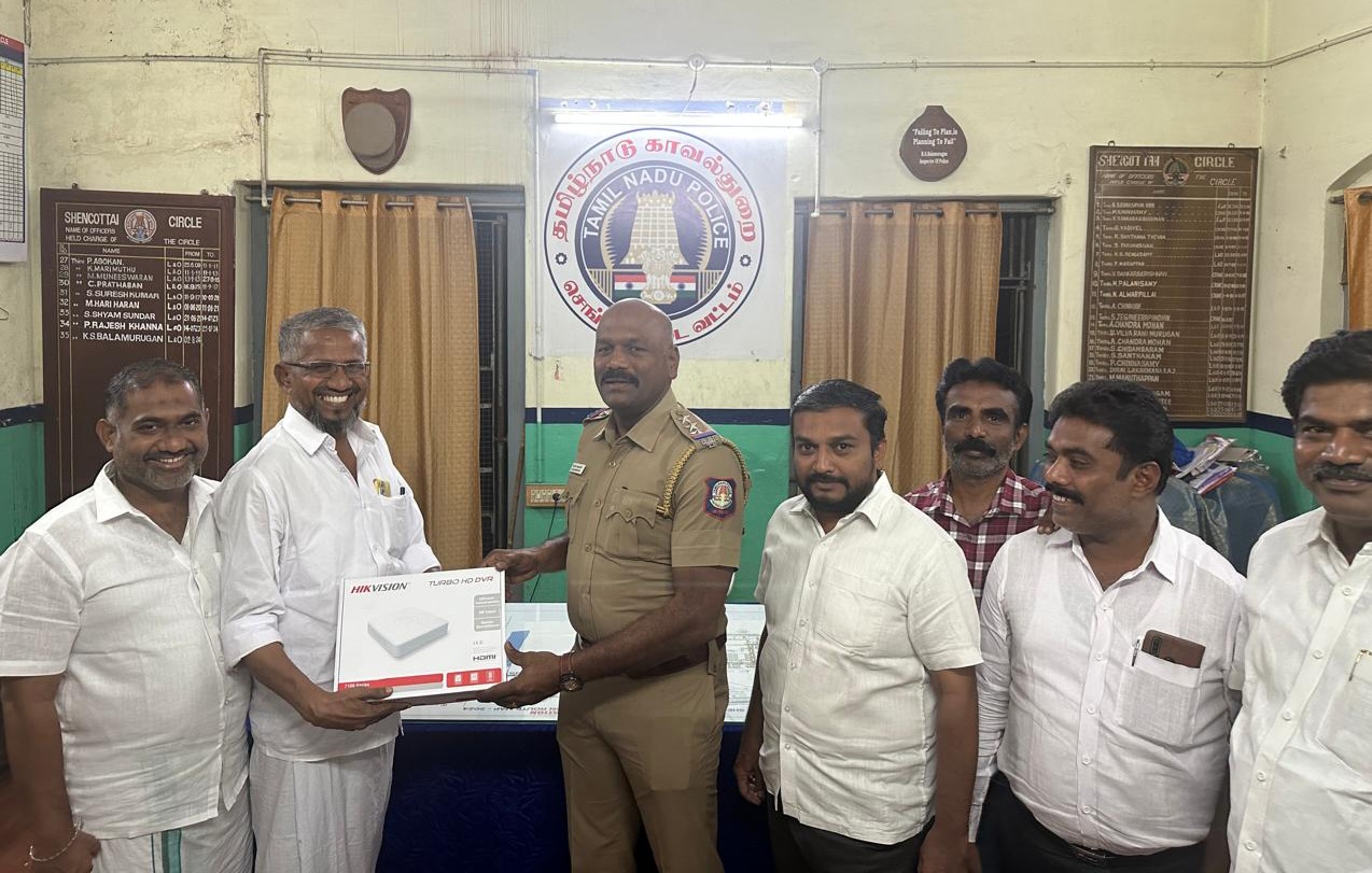 செங்கோட்டை பகுதியில் கண்காணிப்பு கேமராக்கள் வழங்கிய சமூக ஆர்வலர்கள்..