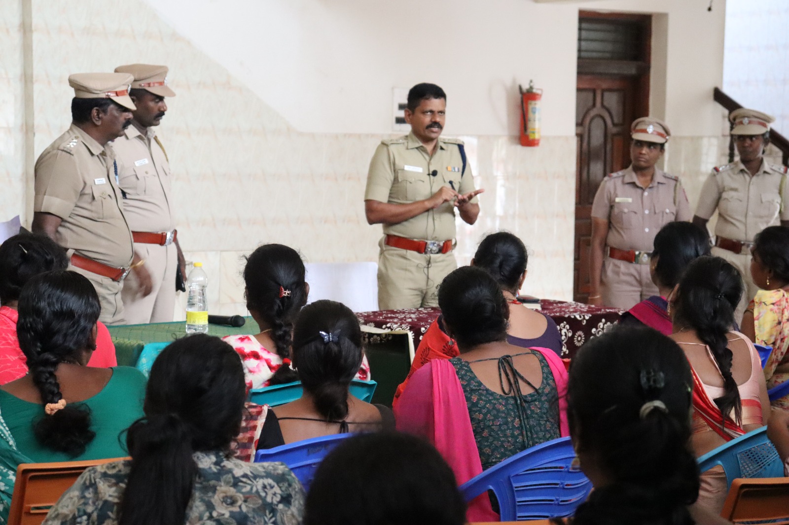 திருநங்கைகளுக்கு அறிவுரைகள் வழங்கிய தென்காசி மாவட்ட எஸ்.பி