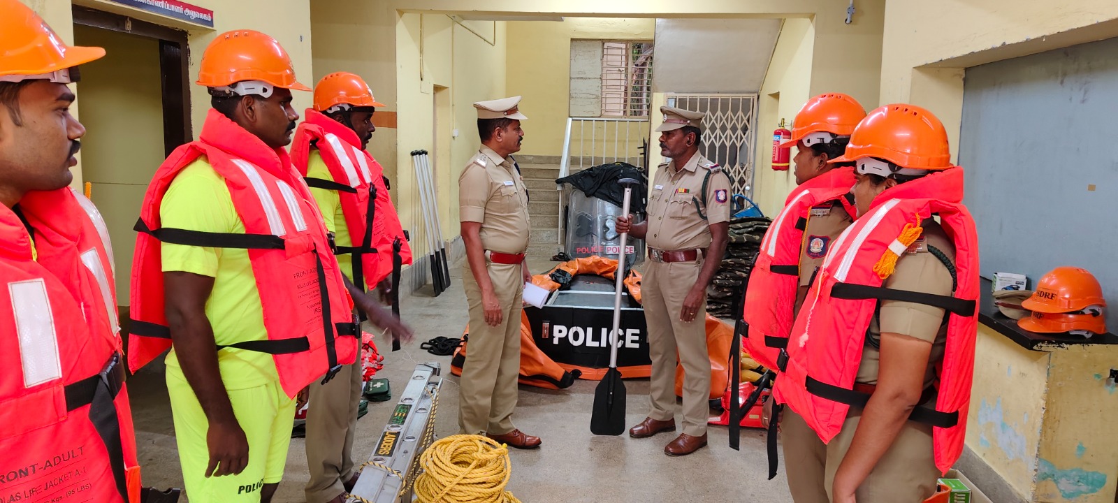 வடகிழக்கு பருவமழை முன்னெச்சரிக்கை; பாதுகாப்பு உபகரணங்களை நேரில் ஆய்வு செய்த தென்காசி எஸ்.பி..