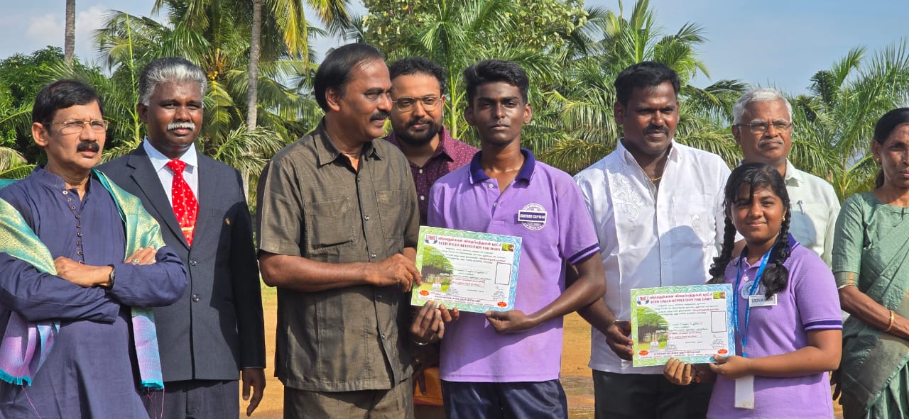 பூமியின் பசுமையை பாதுகாக்க பல லட்சம் விதைப் பந்துகளை உருவாக்கி பள்ளி குழந்தைகள் சாதனை..