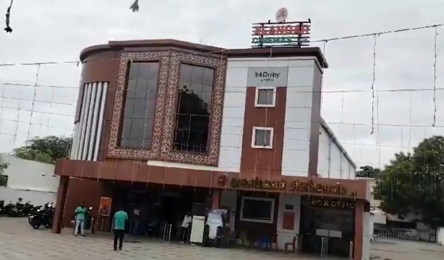 நெல்லையில் சினிமா தியேட்டர் மீது பெட்ரோல் குண்டு வீச்சு; போலீசார் விசாரணை..