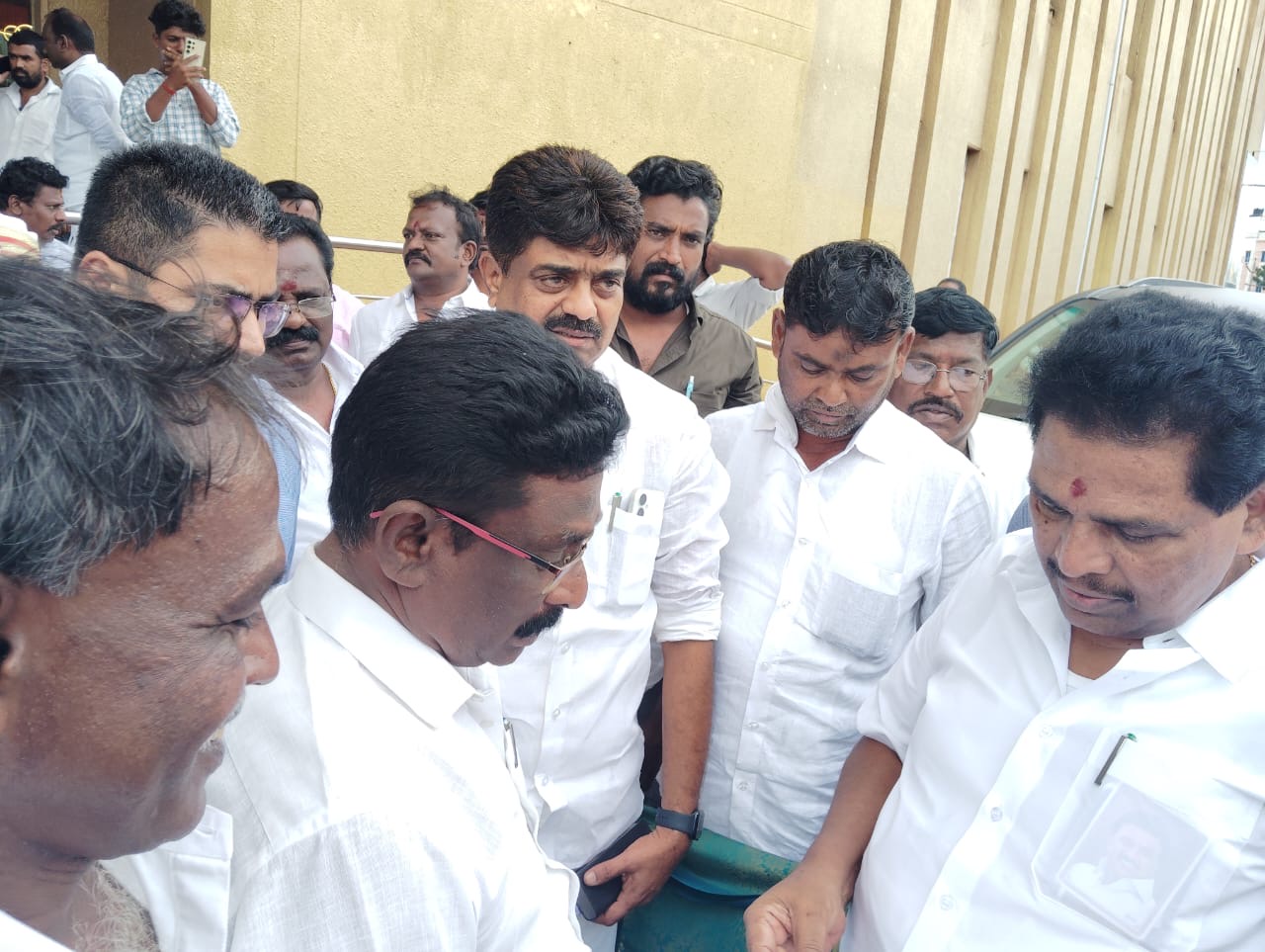 மண்டபம் மேற்கு வாடி வடக்கு கடற்பகுதியில்தூண்டில் வளைவு அமைத்து தரக்கோரி அமைச்சரிடம் மீனவர்கள் மனு..