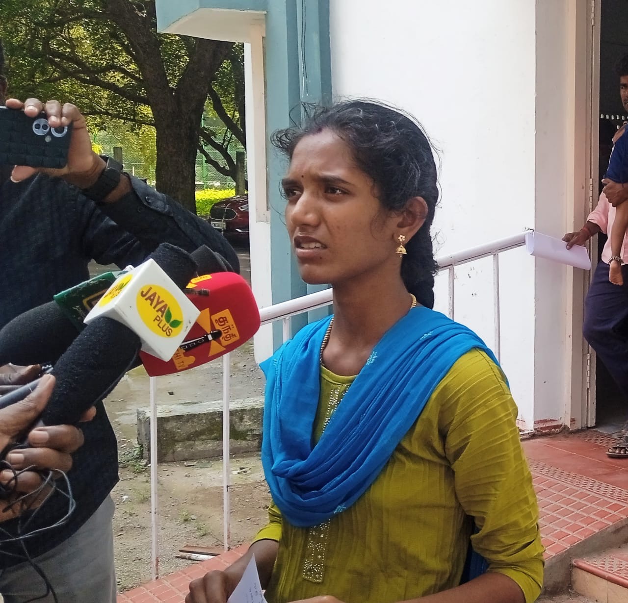 தாயாரை மீட்டு தரக்கோரி மகள் கண்ணீர் மல்க மனு..