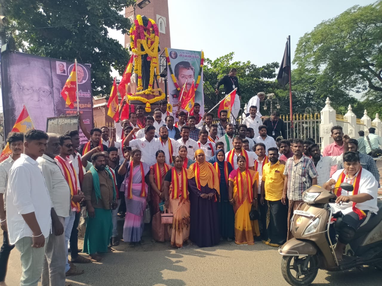 தமிழக வெற்றிக் கழகம் சார்பாக தஞ்சையில் உள்ள எம்ஜிஆர் மற்றும் பெரியார் சிலைக்கு மாலை..