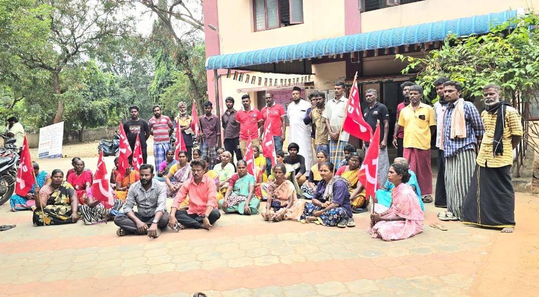 மேட்டுப்பாளையம் வட்டாட்சியர் அலுவலகத்தில் தூய்மை பணியாளர்கள் காத்திருப்பு போராட்டம்