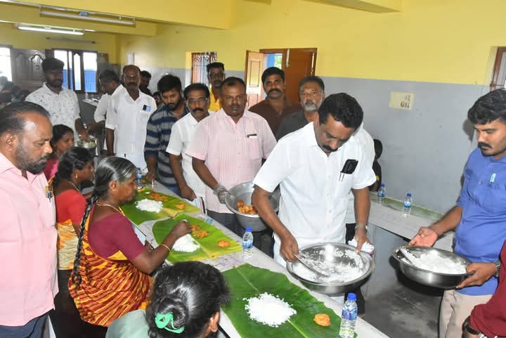 தென்காசி நகராட்சியில் தூய்மை காவலர்களுக்கு சமபந்தி விருந்து..