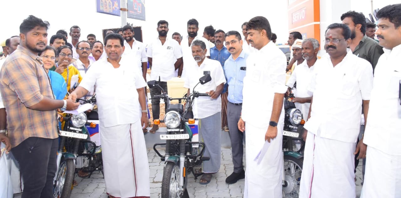 ஆர்.எஸ்.மங்கலம் அருகே திருப்பாலைக்குடியில் 19 பேருக்கு ரூ.59.50 லட்சம் மதிப்பில் நலத்திட்ட உதவிகள் : அமைச்சர் அனிதா ராதா கிருஷ்ணன் வழங்கினார்…