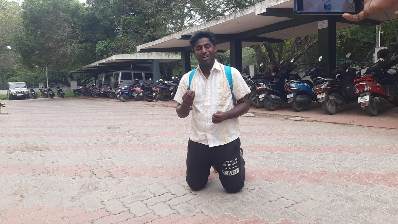 இலங்கை வாலிபர் தன்னை இலங்கைக்கு அனுப்பக் கோரி இராமநாதபுரம் மாவட்ட ஆட்சியரக வளாகத்தில் மண்டியிட்டு தர்ணா.. வீடியோ..