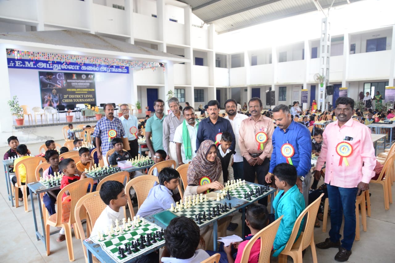 ராமநாதபுரத்தில்  25 வது மாவட்ட அளவிலான சதுரங்க போட்டி : வெற்றி பெற்ற பள்ளி, கல்லூரி மாணவ, மாணவியருக்கு பரிசளிப்பு..