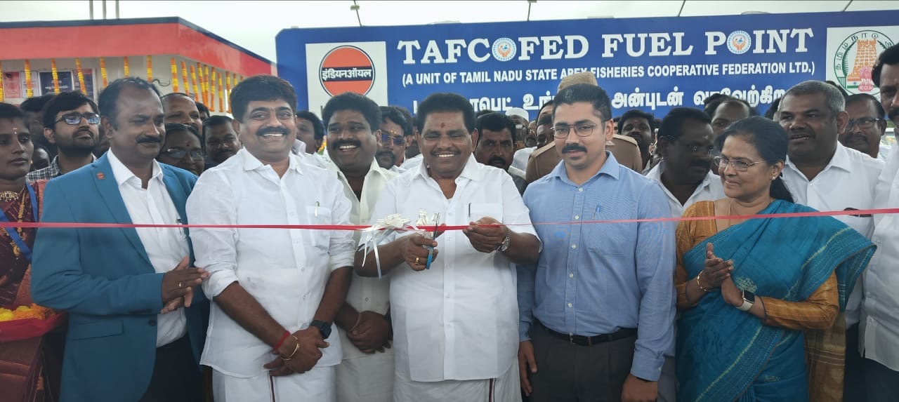 ஆர்.எஸ்.மங்கலம் அருகே திருப்பாலைக்குடியில் மீனவர்களுக்கு விலக்கு அளித்த டீசல் விற்பனை மையம் திறப்பு…