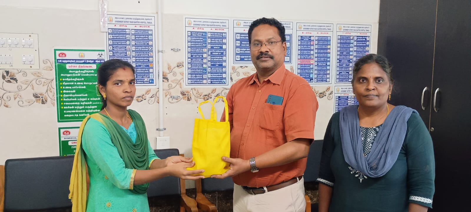 தென்காசியில் பொங்கல் பரிசு தொகுப்புகள் வழங்கல்..