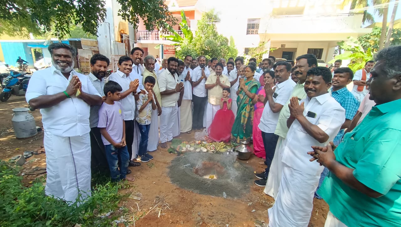 உசிலம்பட்டி அரசு மேல்நிலைப்பள்ளி விளையாட்டு மைதானத்தில் சுற்று சுவர் கட்ட பூமி பூஜை நடைபெற்று.