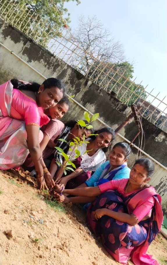 குழந்தைகள் பராமரிப்பு இல்ல வளாகங்களில் மரக்கன்றுகள் நடும்பணி..