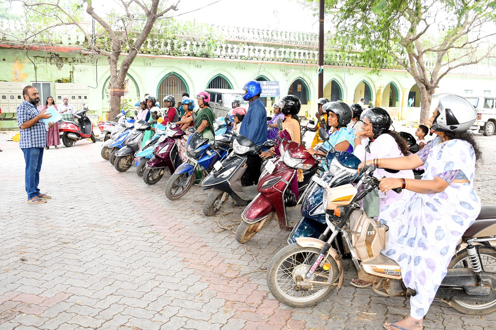 சாலை விதிகளை மதிக்கும் நாணயமானவர்களுக்கு நாணயம் பரிசு .!