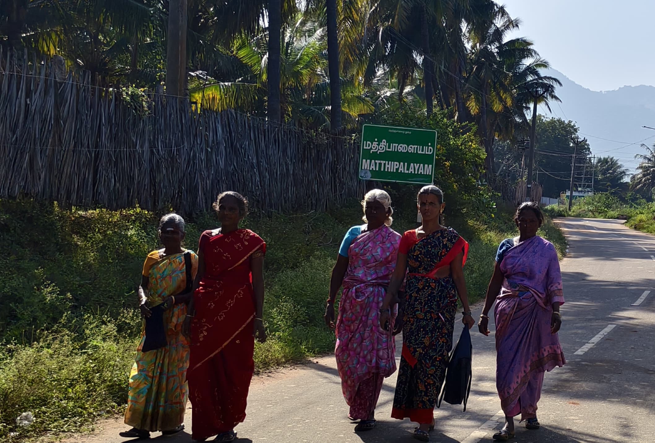 நான்கு பேருந்தில் மூன்று பேருந்து ‘கட்’ – கோவையில் 3 கிராம மக்கள் கடும் அவதி*