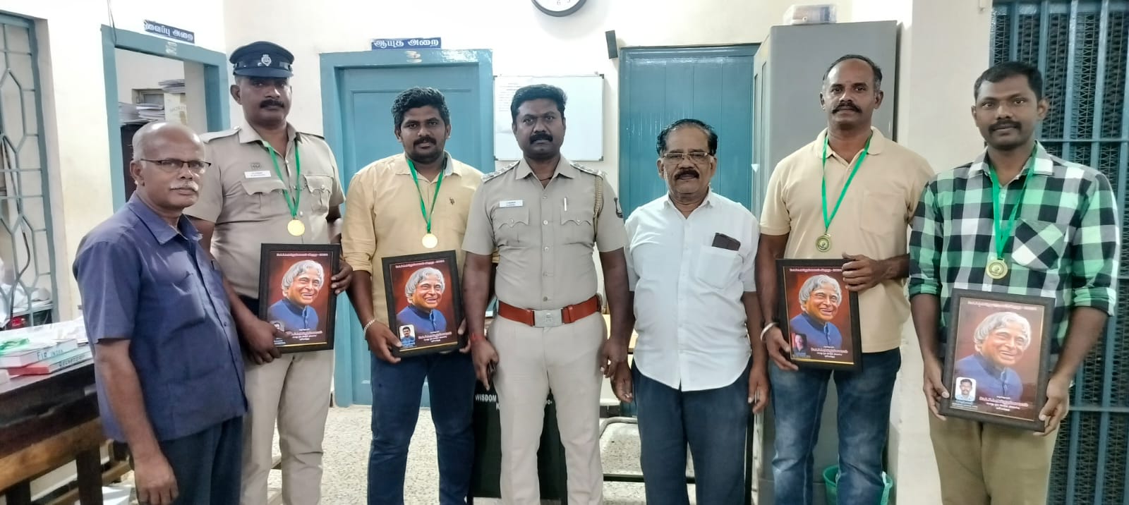 கடையநல்லூர் காவலர்களுக்கு விருது வழங்கி பாராட்டு..