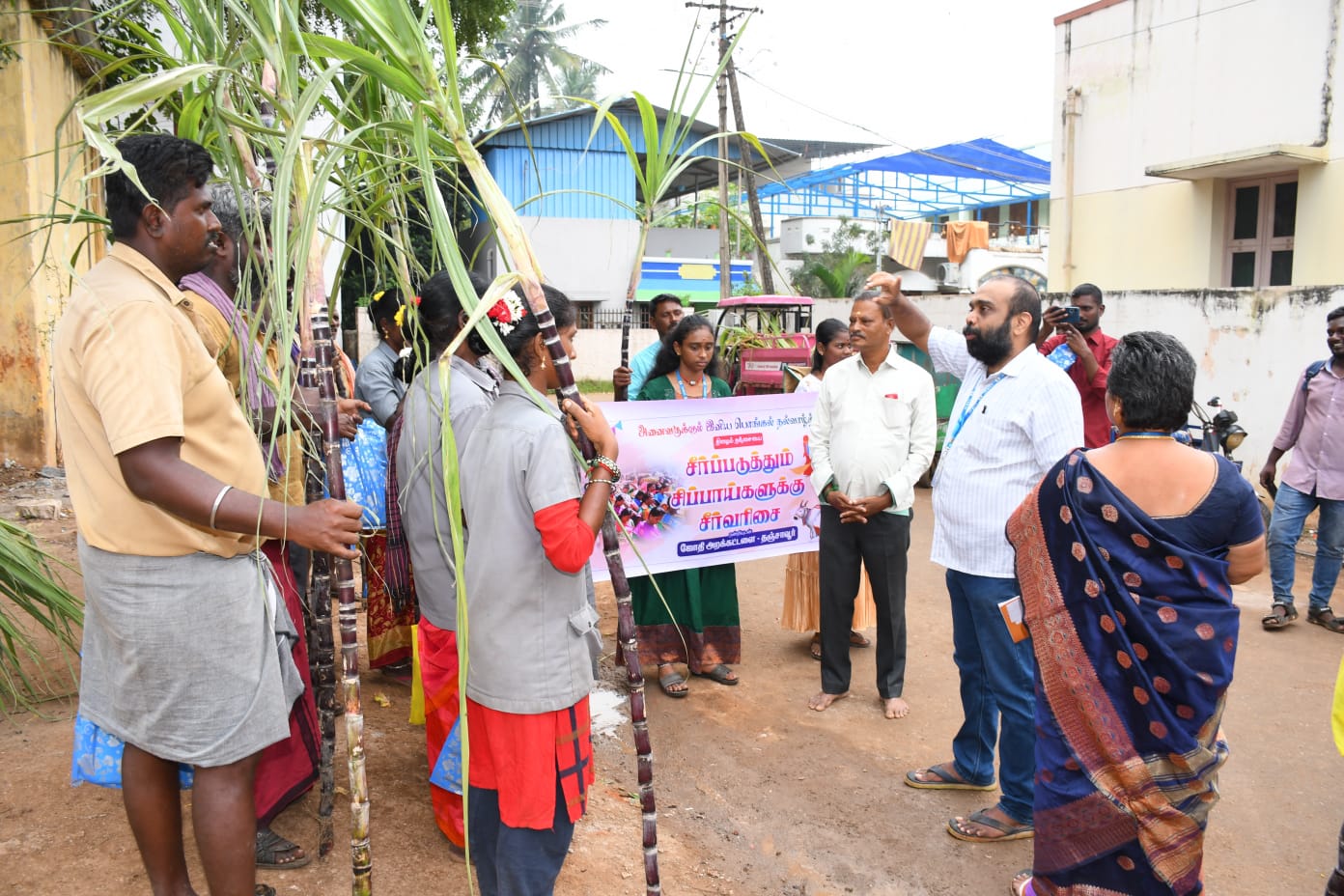 தஞ்சாவூரில் துப்புரவு பணியாளர்களுக்கு சீர்வரிசையுடன் பொங்கல் பரிசு.!