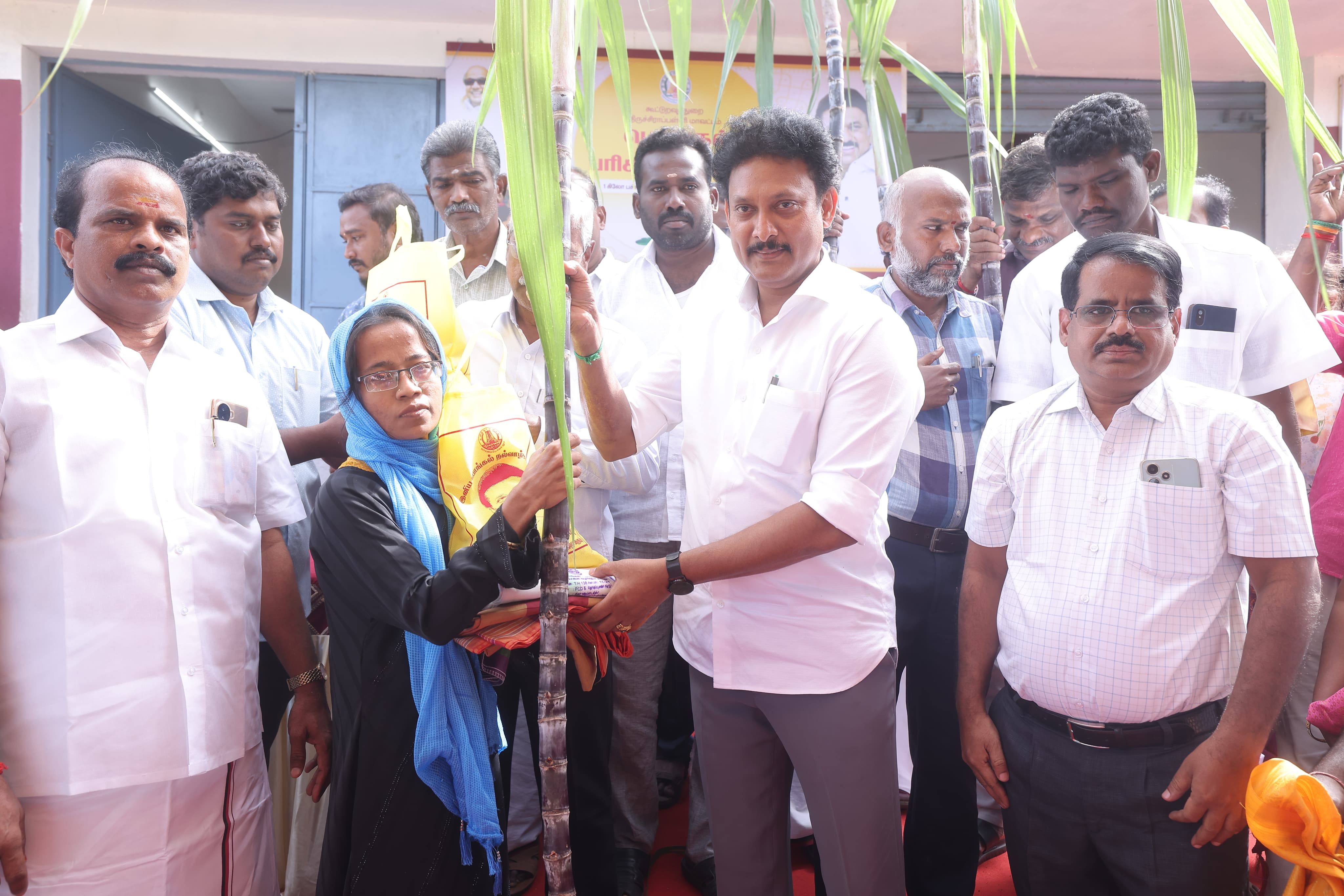 பொங்கல் சிறப்பு பரிசு தொகுப்பினை வழங்கிய அமைச்சர் .!