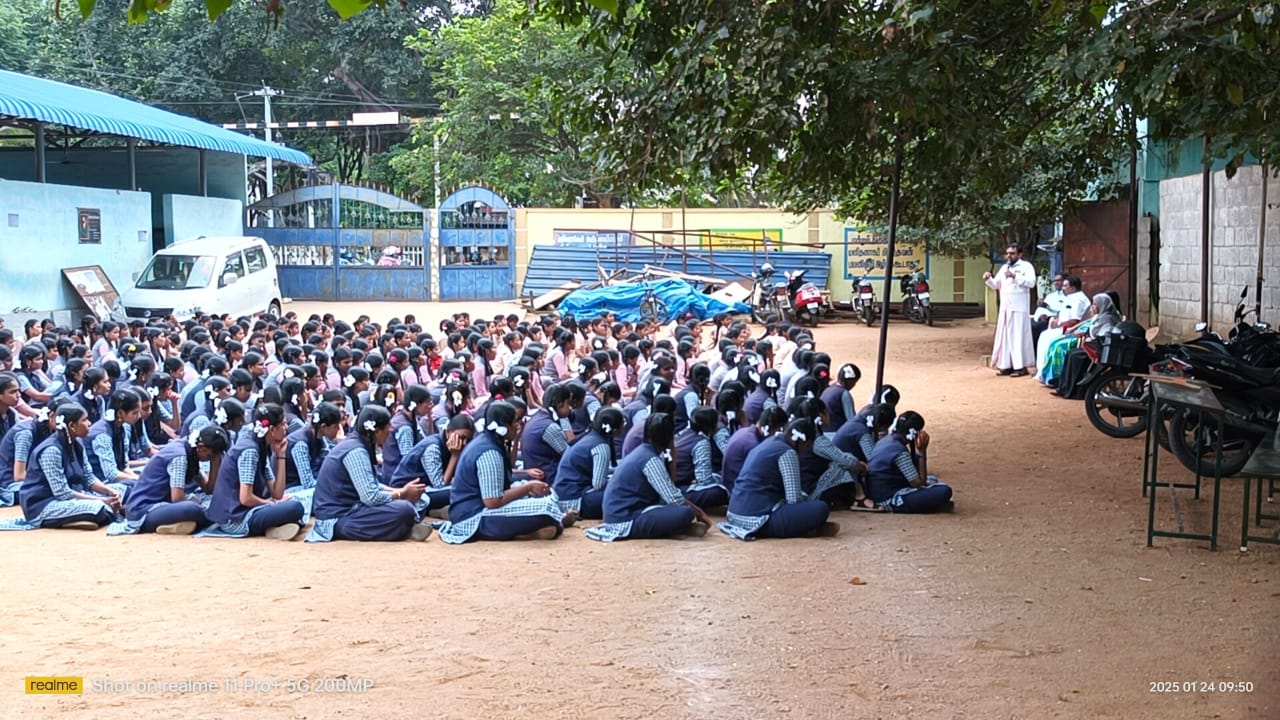 அரசு பள்ளியில் தேசிய பெண் குழந்தைகள் தினம் பற்றிய விழிப்புணர்வு..