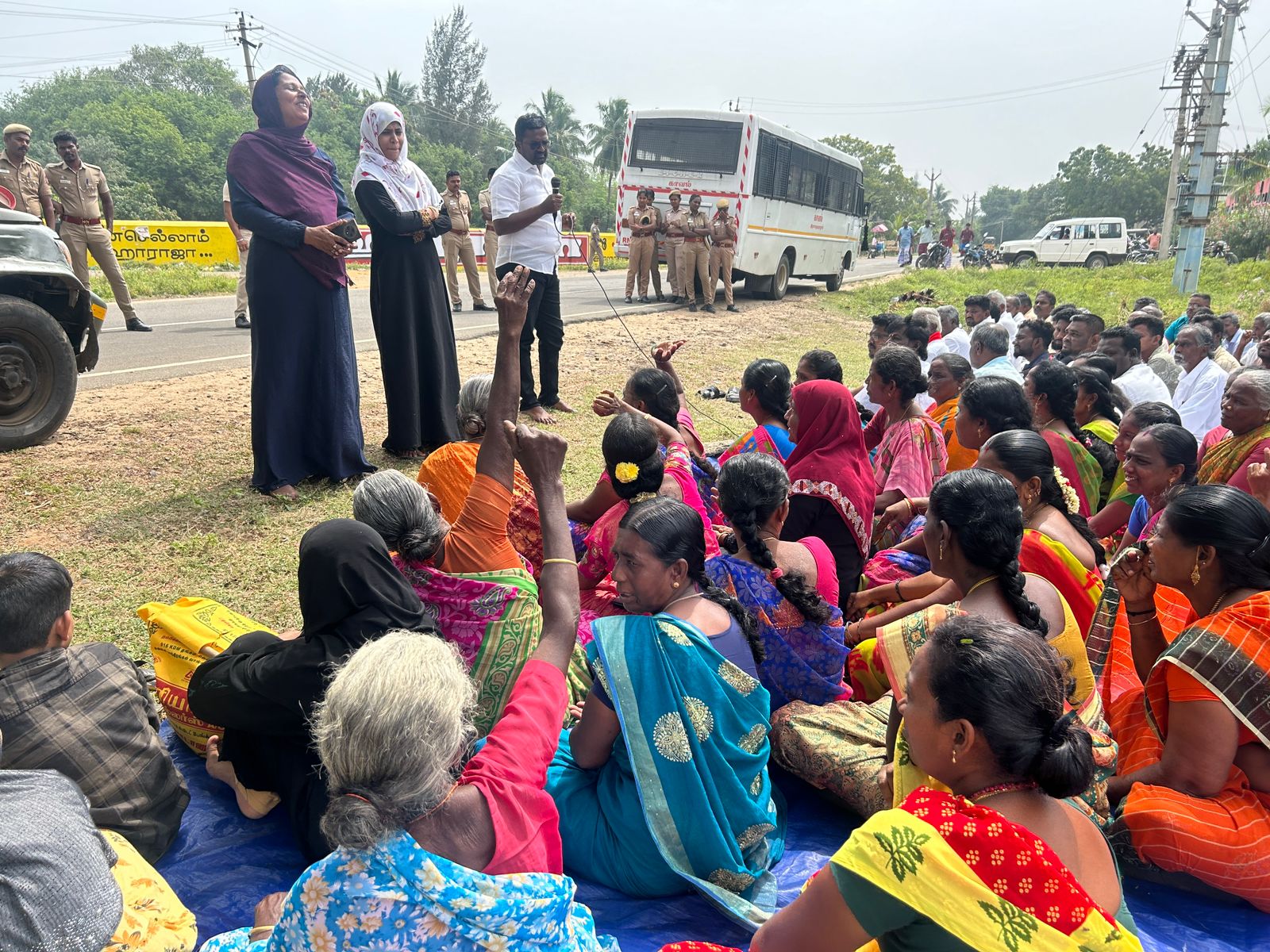 ராமநாதபுரம் அருகே அழகன்குளம் நாடார்வலசை டாஸ்மாக் மதுபான கடையை அகற்றக்கோரி பெண்கள் போராட்டம் .!