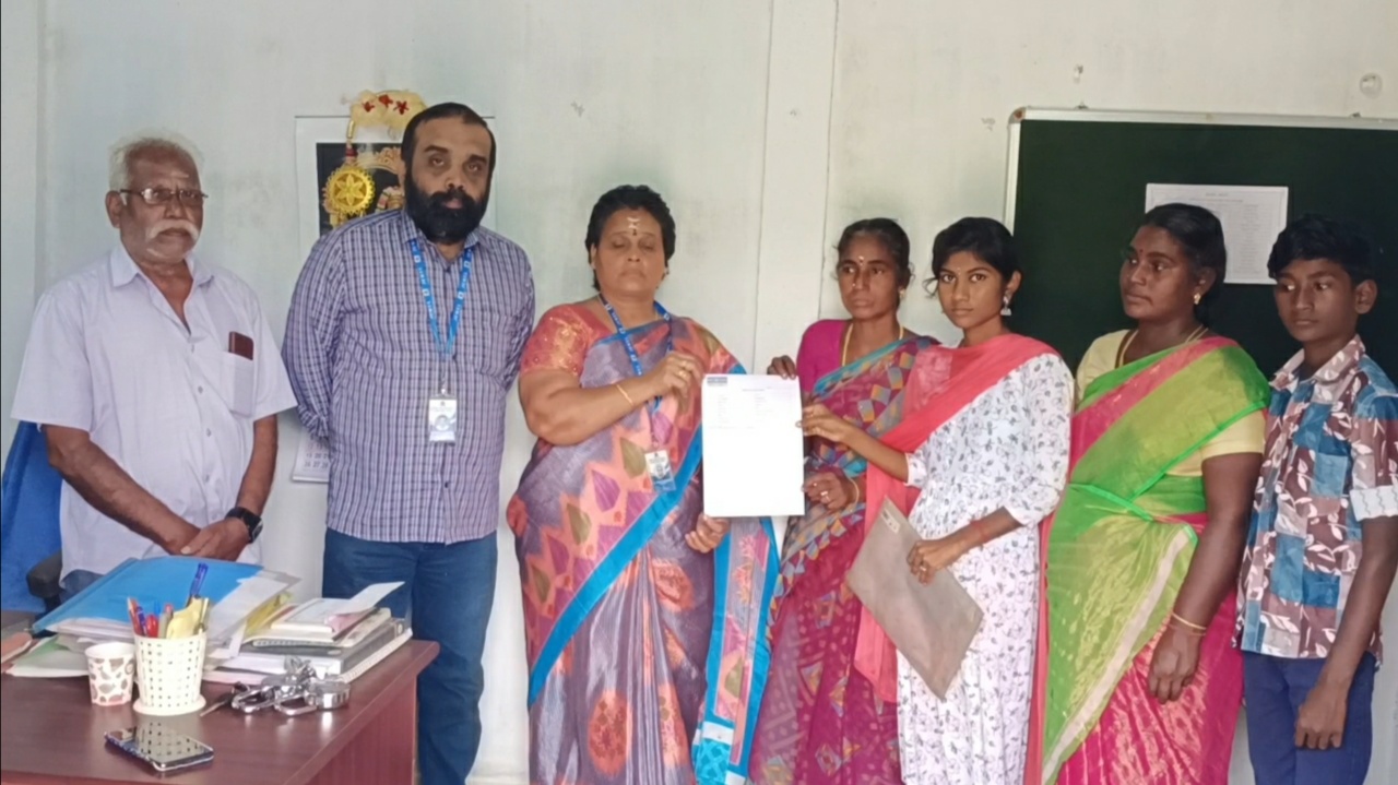 கல்லூரி மாணவியின் கல்லூரி கட்டணத்தை செலுத்திய தஞ்சை ஜோதி அறக்கட்டளை.!