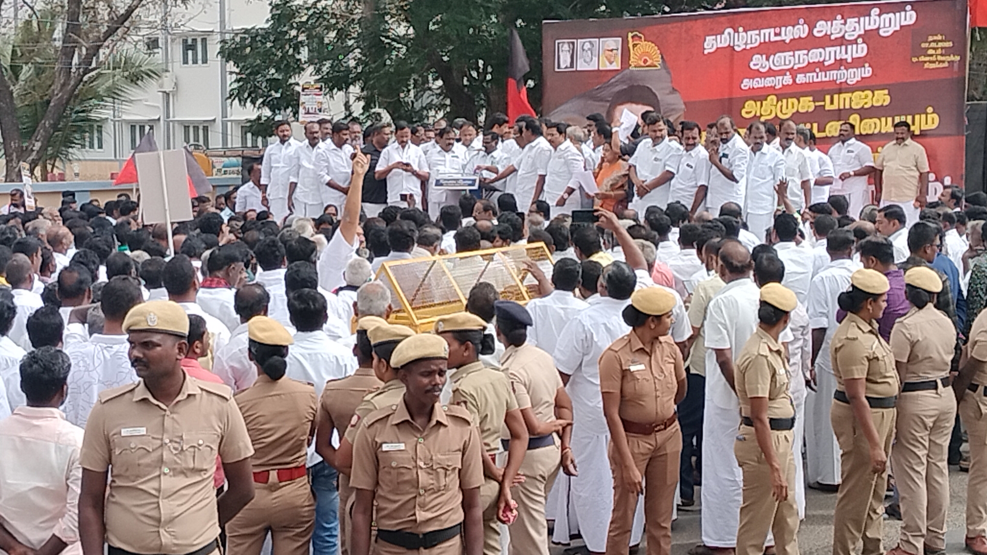 தமிழக ஆளுநர் ஆர்.என்.ரவியை கண்டித்து ராமநாதபுரத்தில் மாவட்ட திமுக சார்பில் கண்டன ஆர்ப்பாட்டம் .!