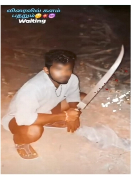 பரமக்குடி அருகே வாளுடன் புகைப்படத்தை வலைத்தளங்களில் பதிவிட்ட இளைஞர் கைது .! வலைத்தளங்களில் பிரச்சினையை ஏற்படுத்தும் விதமாக பதிவிடும் நபர்கள் மீது கடும் நடவடிக்கை .!! மாவட்ட எஸ்பி எச்சரிக்கை .!!!