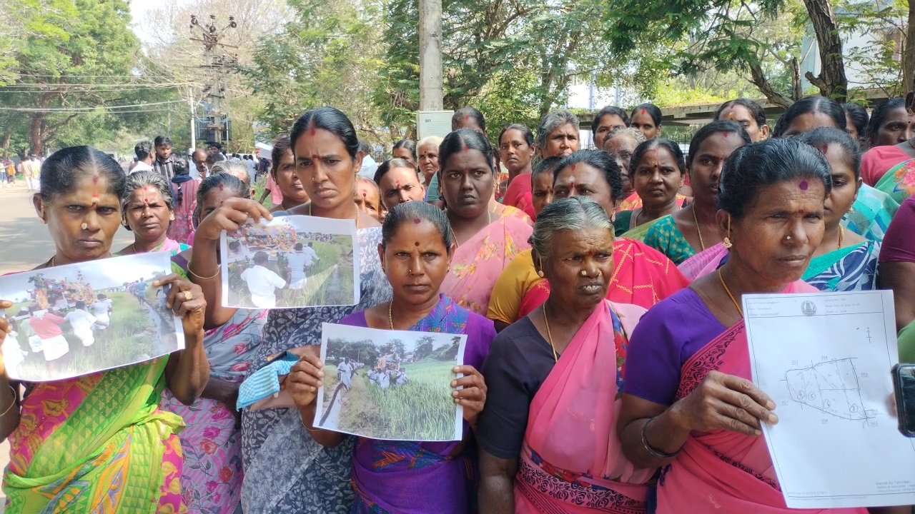 மயானத்துக்கு போக வழியில்லாம வயலுக்குள்ள பொணத்தை தூக்கிட்டு போறோம்”- புகைப்படங்களுடன் வந்து ஆட்சியர் அலுவலகத்தில் புலம்பிய பொதுமக்கள்..!