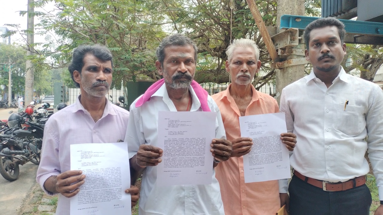 திமுக ஒன்றிய செயலாளர் மீது மோசடி புகார் .! கீழக்குளம் கிராம பொதுமக்கள் ராமநாதபுரம் ஆட்சியரிடம் புகார் மனு .!! 