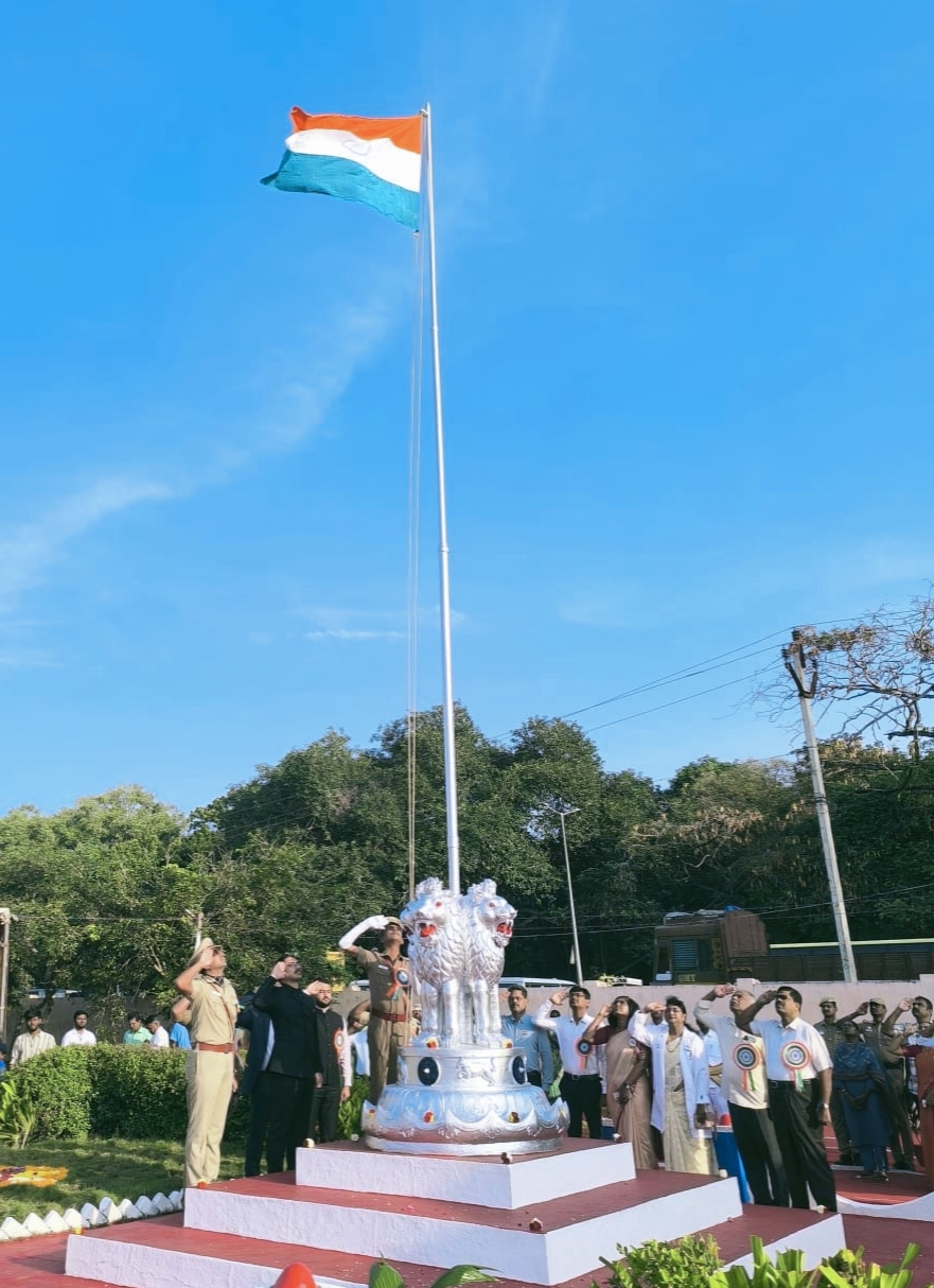 ராமநாதபுர மாவட்டத்தில் குடியரசு தினவிழாவில் மாவட்ட ஆட்சியர் சிம்ரன்ஜித் சிங் காலோன் தேசிய கொடி ஏற்றி வைத்து சிறப்பாக பணியாற்றிய அரசு அதிகாரிகளுக்கு நற்சான்றிதழ் வழங்கினார்.!