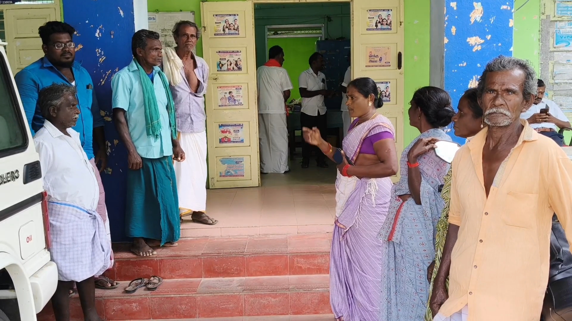 பெண் தாசில்தார் அலுவலகத்தை முற்றுகையிட முயன்றதால் பரபரப்பு.!