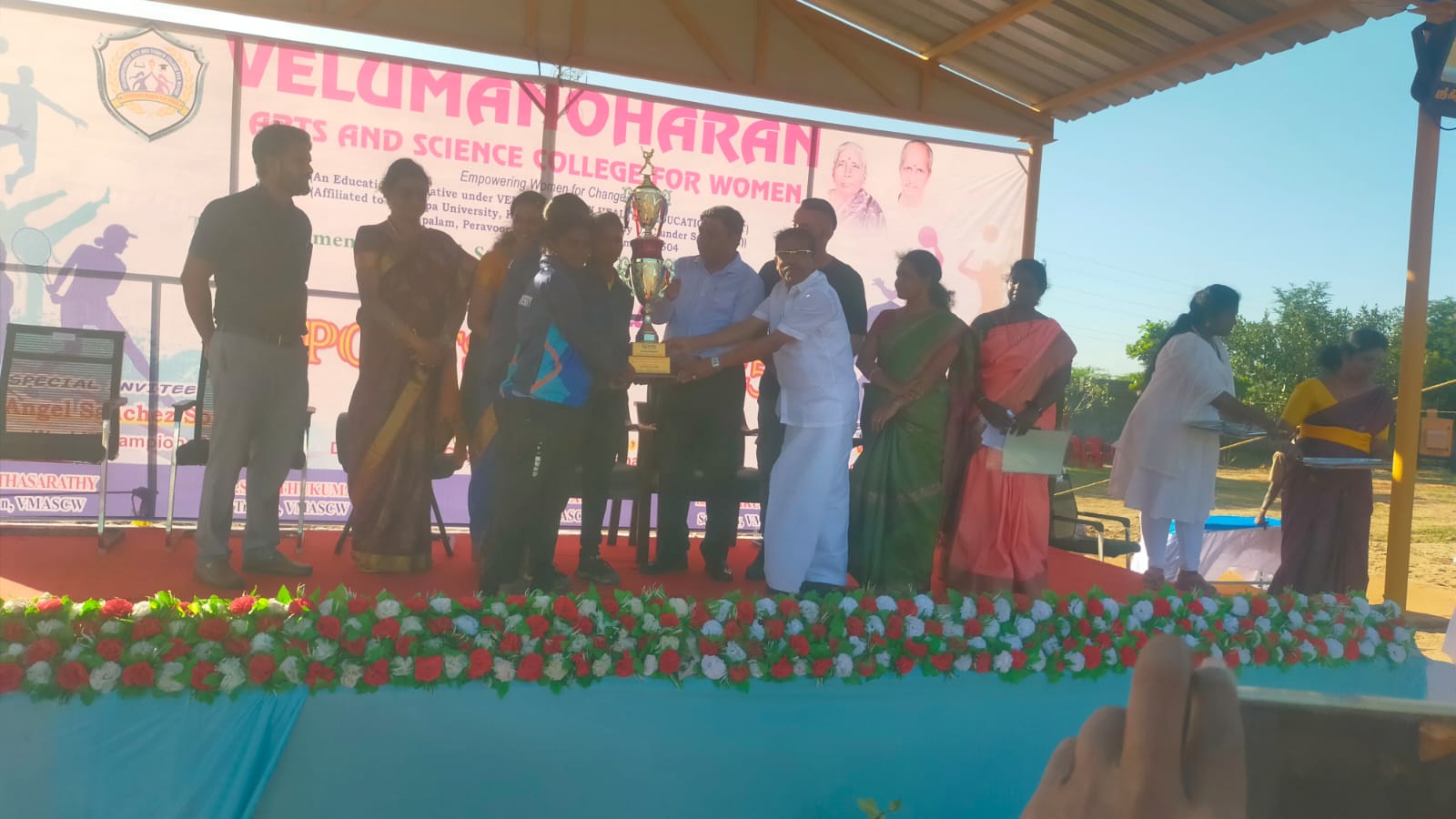 ராமநாதபுரம் வேலு மனோகரன் கலை, அறிவியல் மகளிர் கல்லூரி முதலாம் ஆண்டு விளையாட்டு விழா :சர்வதேச, தேசிய, பல்கலை. போட்டிகளில் வென்ற மாணவியருக்கு டிஐஜி பரிசு வழங்கினார்.!