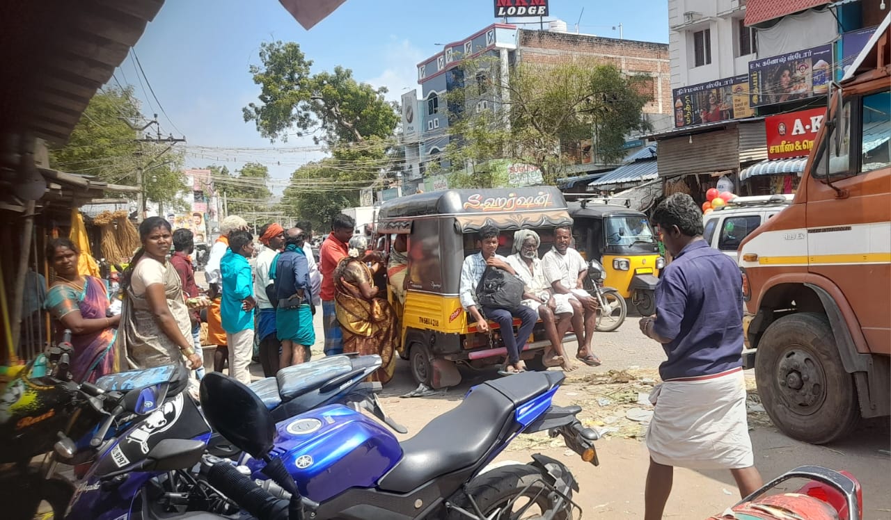 சோழவந்தான் பேருந்துக்காக மூன்று மணி நேரம் காத்திருந்த பயணிகள்.போக்குவரத்து துறையின் தொடரும் அலட்சியம்