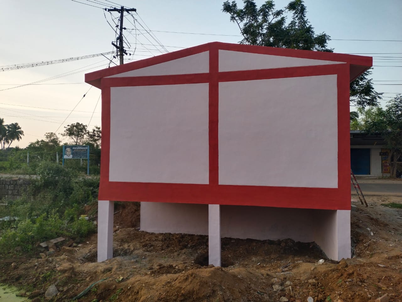 மது அருந்தும் கூடாரமாகும் பயணிகள் நிழற்குடை..