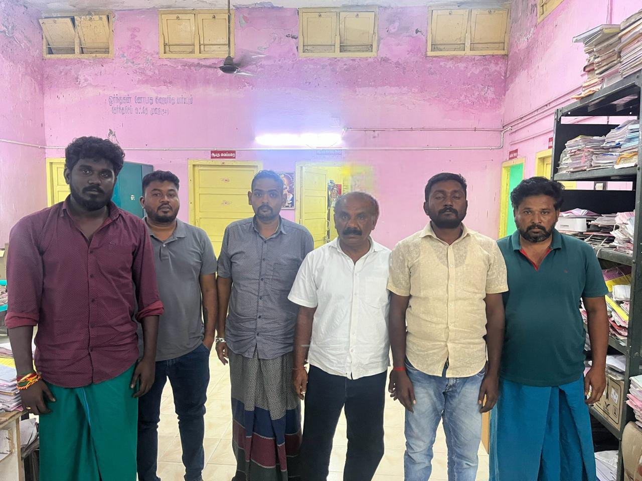 அரசால் தடை செய்யப்பட்ட ரூ.4 கோடி மதிப்பிலான 4 கிலோ திமிங்கலத்தின் உமிழ் நீர் பறிமுதல்.! ஆறு பேர் கைது.!!