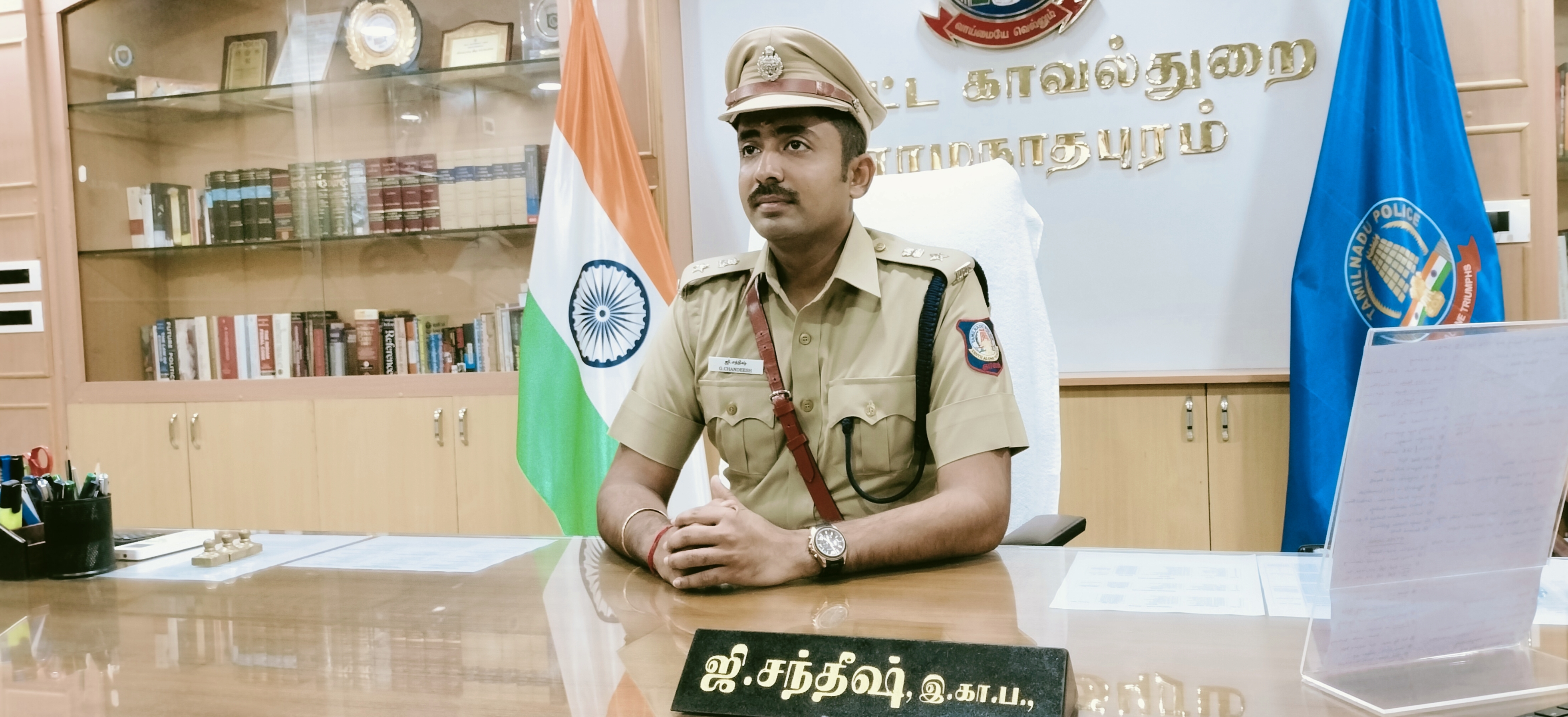 ராமநாதபுரத்தில் பள்ளி குழந்தைகளை ஏற்றிச்செல்லும் பெற்றோர்கள் கண்டிப்பாக தலைக்கவசம் அணிய வேண்டும் . !  மீறினால் கடுமையான நடவடிக்கை எடுக்கப்படும் என்று மாவட்ட எஸ்பி எச்சரிக்கை .!!