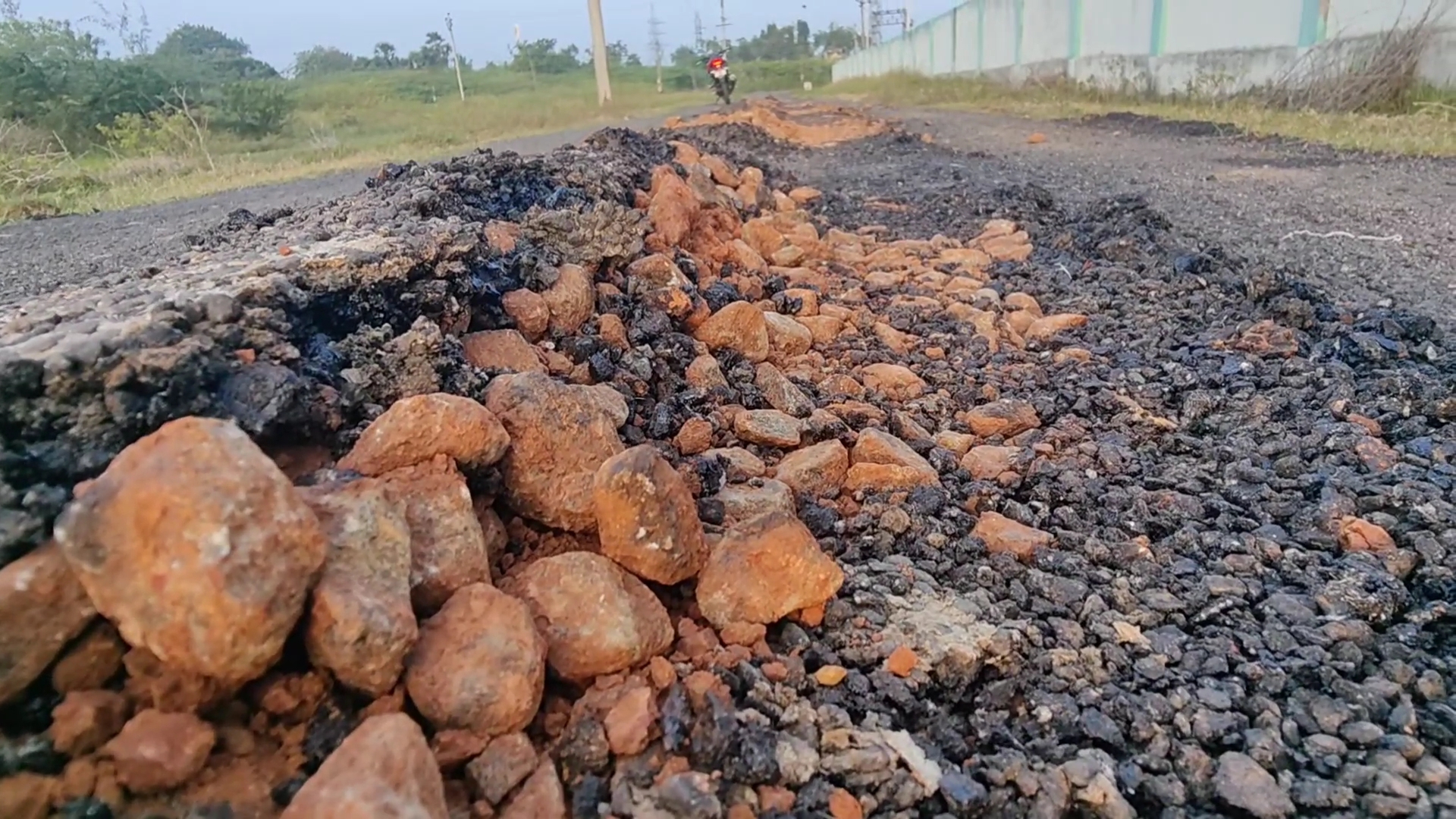 தரமற்ற முறையில் அமைக்கப்பட்ட சாலை.! ஓராண்டுக்குள் சேதம் அடைந்ததால் அவதி..!