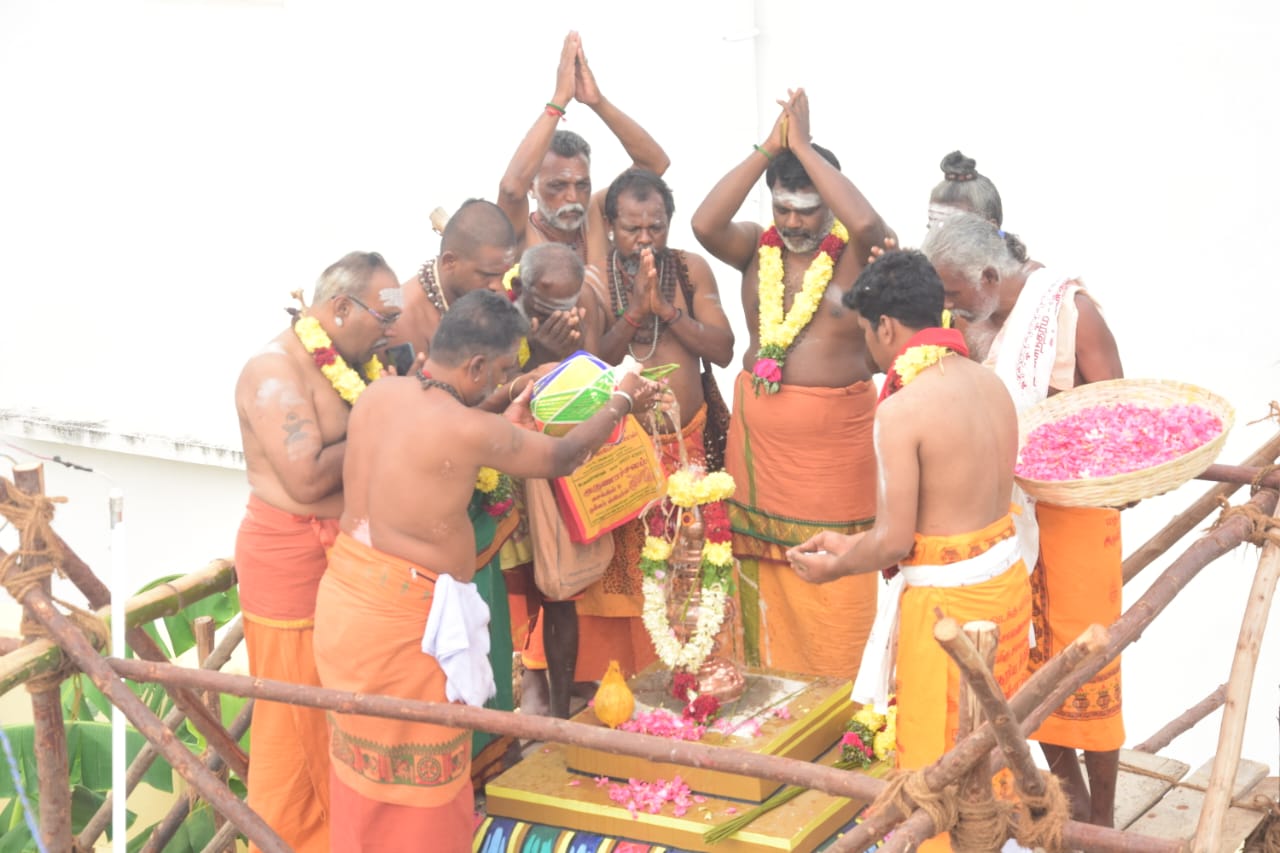 சோழவந்தான் அருகே தேனூர் அருள்மிகு கருப்பணசாமி, சோணைச்சாமி, சமயநாயகம், திருக்கோவில் கும்பாபிஷேக விழா தமிழ் முறைப்படி நடைபெற்றது.